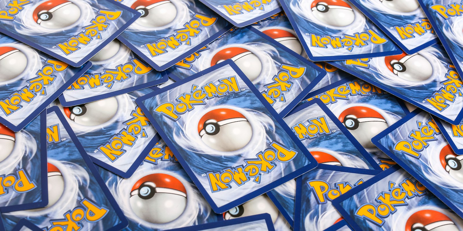 Nahaufnahme von Oberflächen und Kanten von Pokémon-Karten