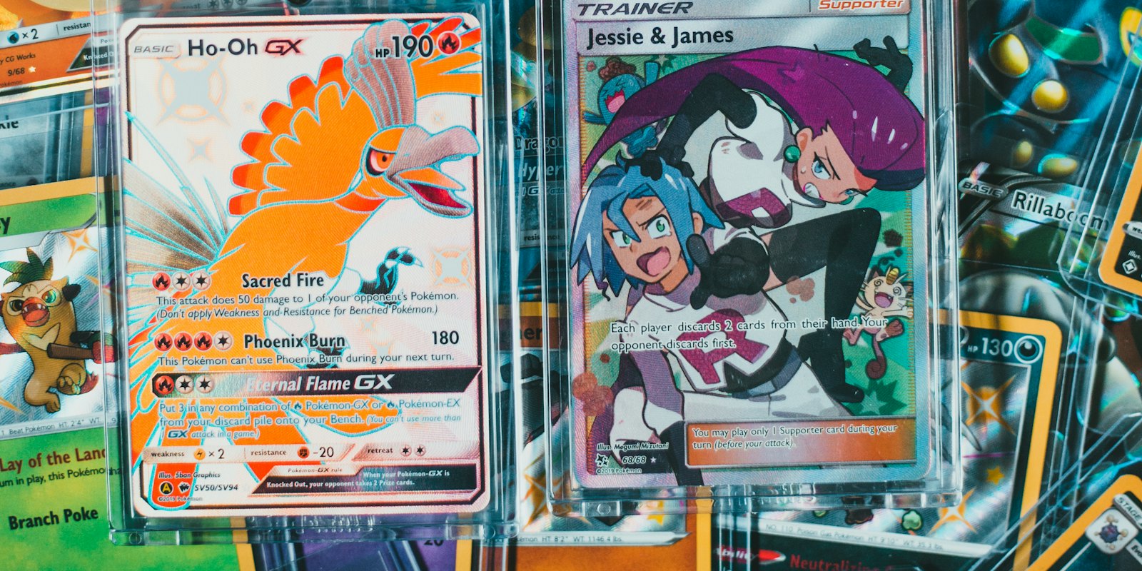 Viele Pokémon-Karten in schützenden Hartschalen