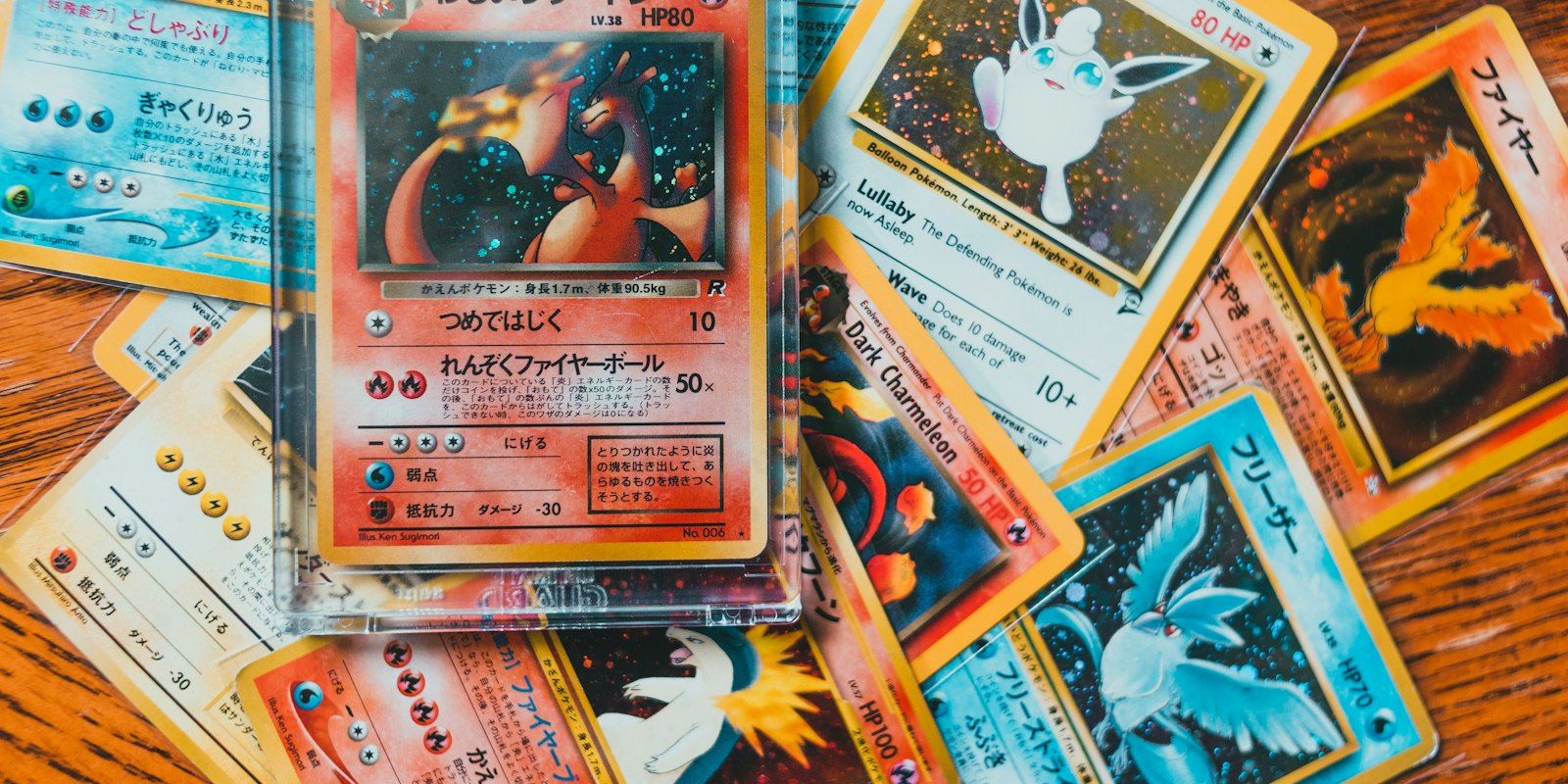 Eine Auswahl alter japanischer Pokémon-Karten